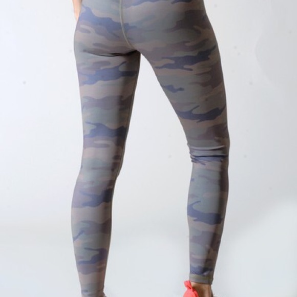 🔥NWT! CAMO HIGH WAISTED LEGGINGS - Picture 4 of 7